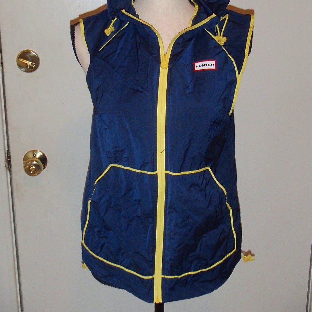 Hunter, yellow/navy hooded lightweight vest